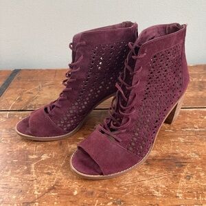 VINCE CAMUTO TREVAN OPEN TOE LACE UP SHOE - 9M